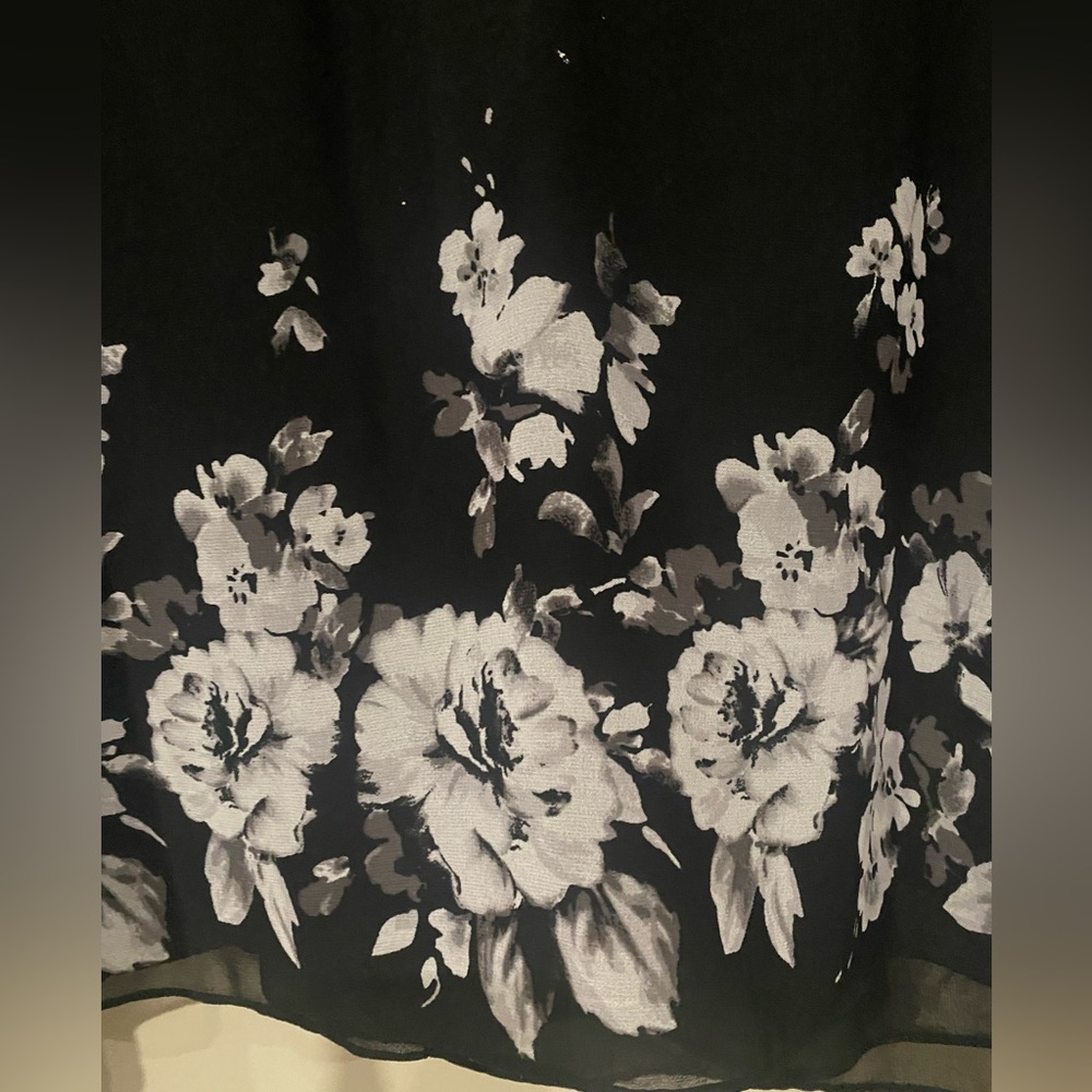 White House Black Market Black and White Floral Blouse - Picture 3 of 11